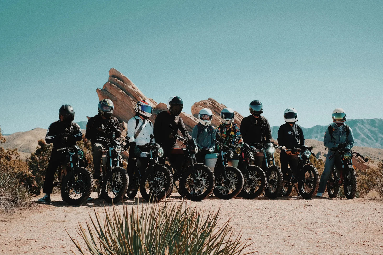 Group_Ride_Vasquez_Rock_ONYX-Motors